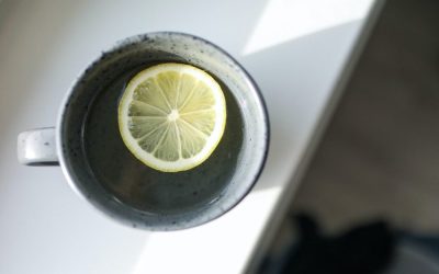 Boire de l’eau chaude avec du citron chaque matin